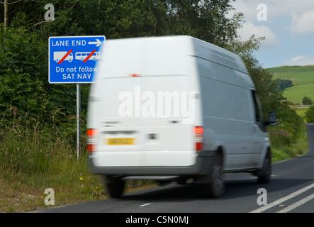 Van passant road sign warning les conducteurs de camions et bus à ne pas tenir compte des instructions sur satnav narrow country road en Cumbria, UK. Banque D'Images