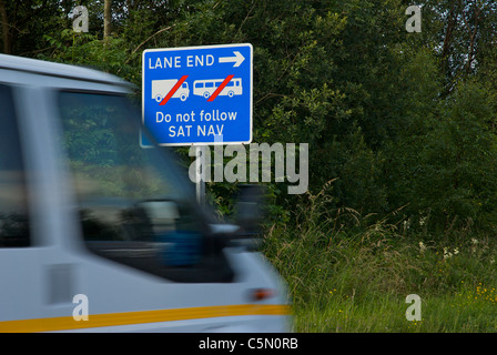 Van passant road sign warning les conducteurs de camions et bus à ne pas tenir compte des instructions sur satnav narrow country road en Cumbria, UK. Banque D'Images