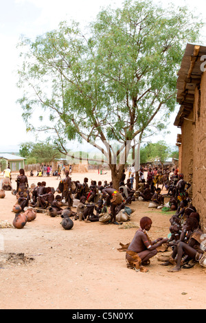 Les tribus Hamer au marché local commercial dans la ville de Turmi dans la basse vallée de l'Omo, dans le sud de l'Éthiopie, l'Afrique. Banque D'Images