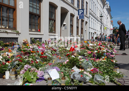 L'Ambassadeur de Norvège est l'étude de l'énorme quantité de fleurs, des drapeaux, des lettres, etc. à l'extérieur de l'ambassade du Canada à Copenhague Banque D'Images