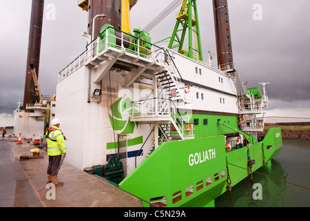 Le cric l'barge, Goliath remorqué par le remorqueur d'éolien offshore Walney, Cumbria, UK. Banque D'Images