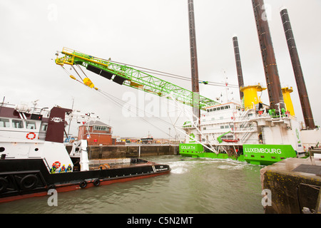 Le cric l'barge, Goliath, remorqué par un remorqueur, à l'éolien offshore Walney pour installer des pièces de transition de l'éolienne. Banque D'Images