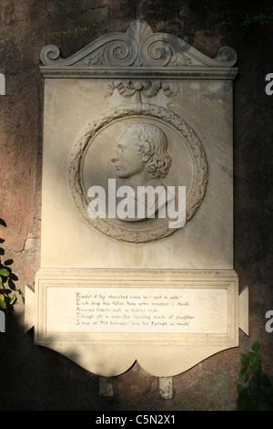 Plaque en l'honneur de John Keats dans le cimetière protestant de Rome, près de piramide Banque D'Images