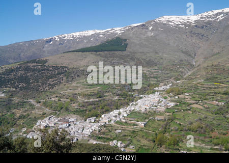 Village de La Alpujarra Trevelez région d'Andalousie, espagne. La neige sur les montagnes de la Sierra Nevada dans la distance. Banque D'Images
