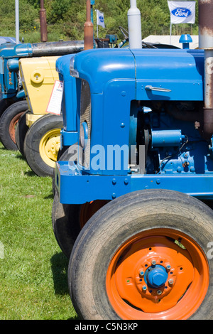 Avant d'une rangée de tracteurs Banque D'Images