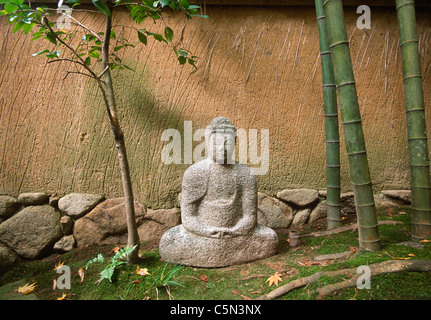 Sculpture Bouddha et mur dans quartier résidentiel, Kyoto, Japon Banque D'Images