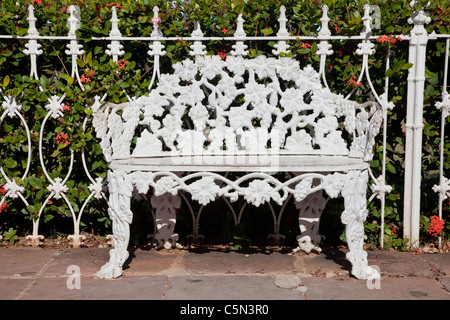 Cuba, Trinidad. Chaise en fer forgé dans la Plaza de Armas. Banque D'Images