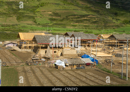 De nouveaux foyers de travailleurs chinois / maison / maisons en construction en milieu rural ferme situation / la campagne dans la province du Sichuan, Chine. Banque D'Images