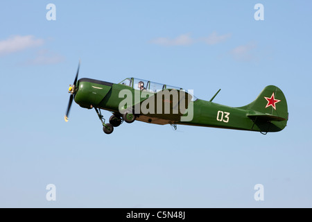 Yak-18A 03 Alexandre saltanov G-CEIB en vol le décollage de l'Aérodrome de Breighton avec rétraction du train roulant Banque D'Images