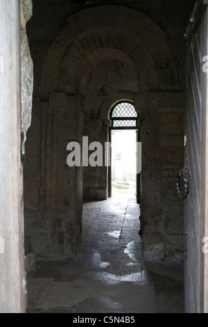 En regardant à travers les portes de l'Église saxonne de Saint-Laurent, Bradford sur Avon, Wiltshire, Angleterre, Royaume-Uni Banque D'Images