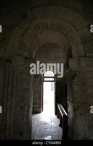 En regardant à travers les portes de l'Église saxonne de Saint-Laurent, Bradford sur Avon, Wiltshire, Angleterre, Royaume-Uni Banque D'Images