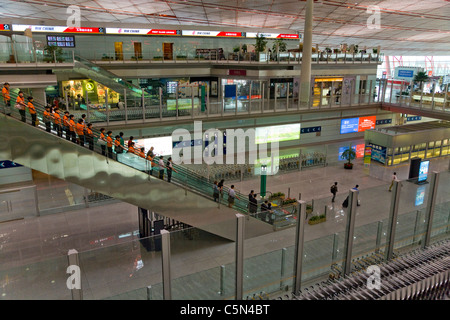 Hall de départ / grand hall du terminal de l'Aéroport International de Pékin en Chine. Banque D'Images