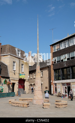 Des brebis avec une sculpture moderne inspiré Eleanor Cross à Stamford, Lincolnshire, Royaume-Uni. Banque D'Images