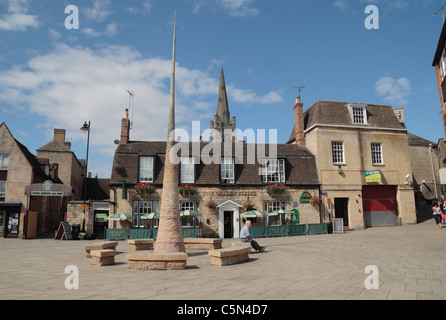 Des brebis, avec la toison d'or public house et Eleanor Cross inspiré la sculpture moderne à Stamford, Lincolnshire, Royaume-Uni. Banque D'Images