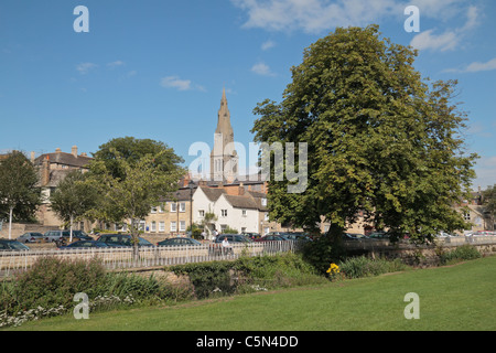 Vue sur Stamford vers l'église St Mary de près de Welland Rivière à Stamford, Lincolnshire, Royaume-Uni. Banque D'Images