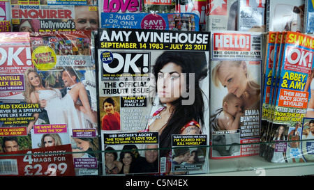 Amy Winehouse sur la couverture de OK magazine 2011 sur un magazine rack à Londres Angleterre Royaume-uni KATHY DEWITT Banque D'Images