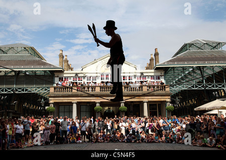 Un artiste de rue effectuant à Covent Garden, Londres, Angleterre, Royaume-Uni Banque D'Images