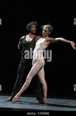 Le danseur cubain Carlos Acosta effectuant au London Coliseum. Banque D'Images