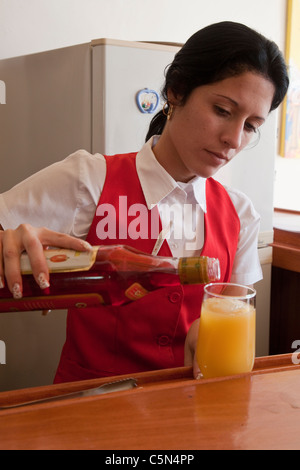 Cuba, Trinidad. Barman femme de prendre une boisson. coloniale Trinidad Banque D'Images