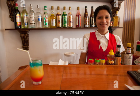 Cuba, Trinidad. Barman femme fière de son Trinidad Colonial, une boisson alcoolisée. Banque D'Images