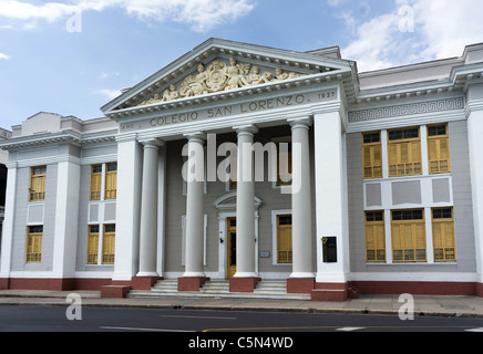 La façade de l'immeuble du collège San Lorenzo à Cienfuegos, Cuba. Maintenant à la maison à l'école secondaire de premier cycle urbain '5 de Septiembre'. Banque D'Images