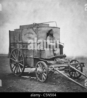 Van de l'artiste - Marcus Sparling, portrait en pied, assis sur Roger Fenton's photographic van, pendant la guerre de Crimée, 1855 Banque D'Images