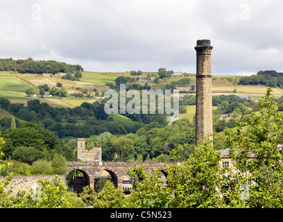 Moulin de Slaithwaite et viaduc de chemin de la Colne Valley, West Yorkshire Banque D'Images