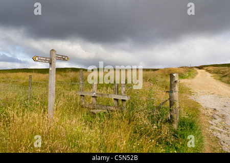 Sentier signe sur Marsden Moor dans les Pennines, England, UK. A ce stade, le Pennine Way traverse la route A62, la note de sommet. Banque D'Images