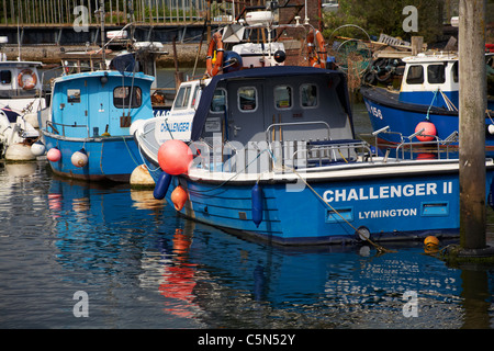 Bateaux de pêche et réflexions à Lymington, Hampshire Royaume-Uni en juin Banque D'Images