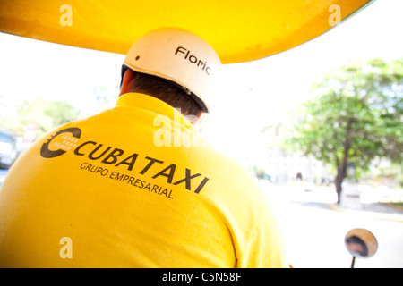 Vue depuis l'intérieur d'une voiture taxi bulle cubaine à La Havane, Cuba Banque D'Images