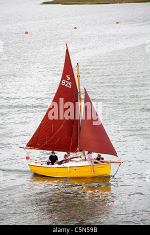 Famille pour une voile dans Cornish Shrimper voile Banque D'Images