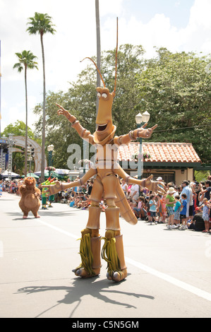 Le slim phasme marche de disney pixars a bugs life dans le compte à rebours à l'amusement parade walt disney World Hollywood studios Banque D'Images