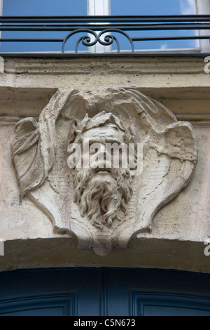 La sculpture de secours sur l'établissement dans la Rue François Miron Paris France Banque D'Images