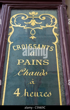 Ancienne boulangerie de client disant signe du pain chaud et des croissants à 4 heures, Paris, France Banque D'Images