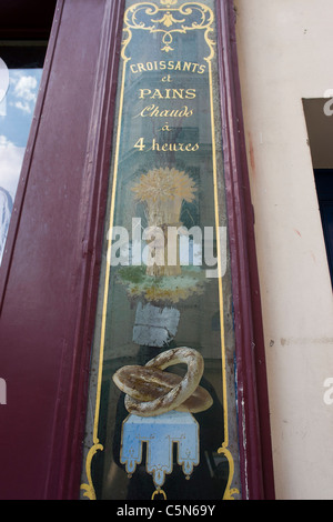 Ancienne boulangerie de client disant signe du pain chaud et des croissants à 4 heures, Paris, France Banque D'Images