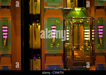 Bateau de croisière atrium intérieur ascenseurs de verre. Paillettes lumineuses et avec des équipements de luxe. Don Despain Banque D'Images