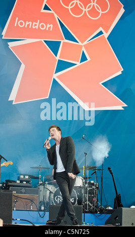 Dan Gillespie Sells chanteur le sentiment ' 1 an pour aller à''Jeux olympiques de 2012 à Londres Trafalgar Square Banque D'Images