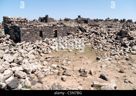 Ruines de pierres de basalte dans la ville antique et site archéologique d'Umm el-Jimal dans la région désertique de Badia, dans le nord de la Jordanie. Banque D'Images