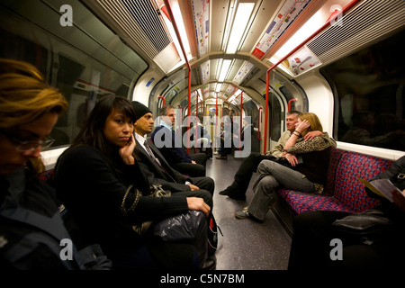 L'intérieur d'un wagon de métro à l'heure de pointe à Londres, Angleterre Banque D'Images