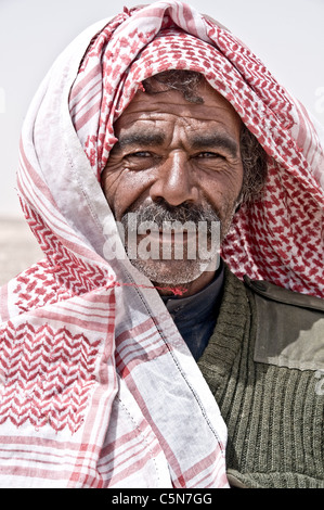 Portrait d'un berger arabe bédouin de la tribu Rowala portant un foulard à carreaux rouges, dans la région de Badia, dans le désert oriental de Jordanie. Banque D'Images