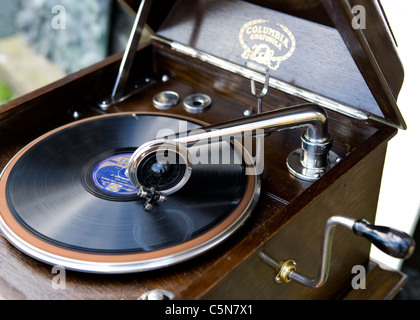 La lecture d'un gramophone à l'ancienne 78tr/min Banque D'Images
