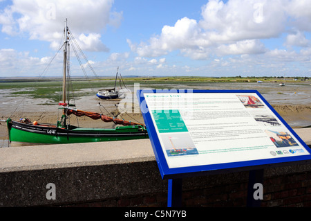 Panneau d'information à Leigh on Sea décrivant l'histoire d'une de Dunkerque peu de navires de guerre mondiale 2 s'efforcer LO41 amarré au-delà de la côte d'Essex, Angleterre Banque D'Images