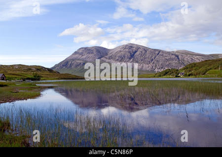 Arkle reflétée dans le Loch, pile par Achfary, domaine forestier Reay, Sutherland, dans les Highlands, Ecosse, Royaume-Uni Banque D'Images