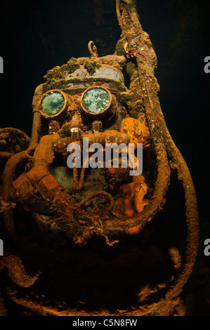 L'ancien compresseur aka R2D2 à l'intérieur de la Fujikawa Maru World War II Ship Wreck en Micronésie Truk Banque D'Images