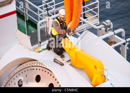 Le cric l'barge, Kraken, chargé avec des pales de turbine éolienne pour le projet de parc éolien offshore de Walney off, Barrow in Furness, Banque D'Images