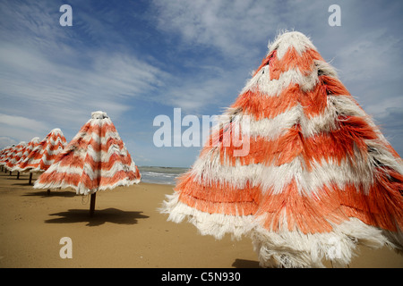 Fermé parasols sur une plage déserte sur la côte adriatique de l'Italie. Banque D'Images