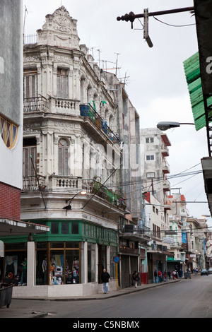 Cuba, La Havane. Scène de rue au petit matin, au centre de La Havane. Banque D'Images