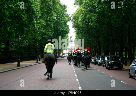 Household Cavalry ride up Constitution Hill vers Wellington Arch, St James's, Londres Banque D'Images