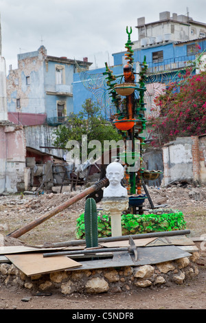 Cuba, La Havane. Callejon de Hamel murales, centre de La Havane. Buste de Jose Marti et totems en son honneur. Banque D'Images