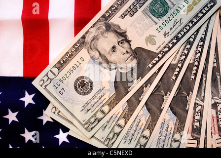 Nous 20 dollars et US flag Banque D'Images